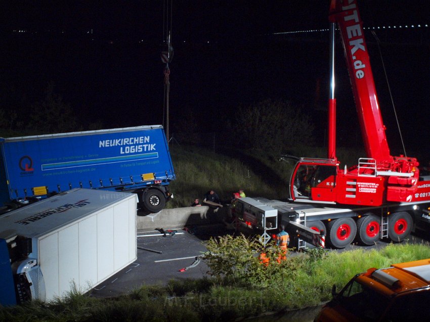 Einsatz BF Koeln PEINGEKLEMMT in Leverkusen P179.JPG